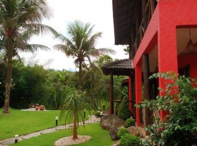 jardim e casa frente vermelha